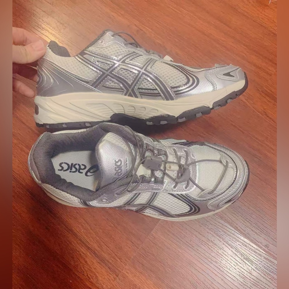 ASICS Silver and white trainers running Shoes Women's US 7 /Mens Size 6 - Picture 5 of 9